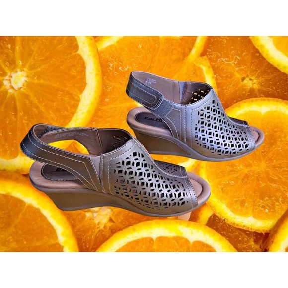 Earth Cascade Platinum Sandals with 2.5 Inch Heel Hook and Loop Closure Size 6.5 - Picture 1 of 8